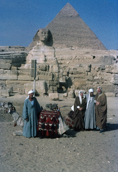 1966. Afrika. Egypt. Ägypten. Gizeh. Pyramiden
1966. Afrika. Egypt. Ägypten. Gizeh, Pyramiden des Cheops, Chephren und Mykerinos, der grosse Sphinx.
Schlüsselwörter: Egypt;Ägypten;1966;Afrika;Gizeh;Pyramiden
