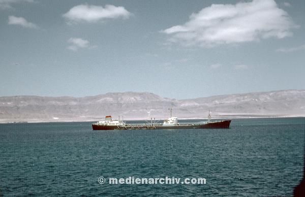 1958. Afrika. Ägypten. Kairo. Suez. Suezkanal. Sueskanal. Schiffe. Schifffahrt. -  Africa. Egypt.
1958. Afrika. Ägypten. Kairo. Suez. Suezkanal. Sueskanal. Schiffe. Schifffahrt. -  Africa. Egypt.
Schlüsselwörter: 1958;Africa;Afrika;Egypt;Frachter;Kairo;Schiffe;Schifffahrt;Seefahrt;Sueskanal;Suez;Suezkanal;Ägypten