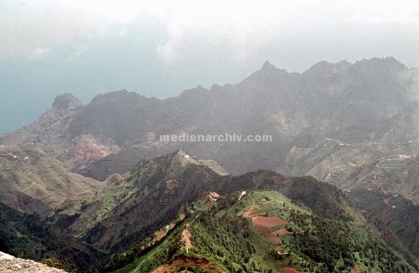 1969. Spanien. Teneriffa.
1969. Spanien.Kanarische Inseln.  Teneriffa. Höhenblick.
Schlüsselwörter: 1969;Berge;Islas Canarias;Kanarische Inseln;Spanien;Teneriffa