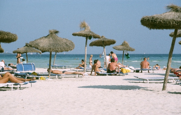 1989. Spanien. Balearen. Mallorca. Strand. Mittelmeer.
1989. Spanien. Balearen. Mallorca. Strand. Mittelmeer.
Schlüsselwörter: 1989;Balearen;Mallorca;Mittelmeer;Sonnenschirm;Spanien;Strand