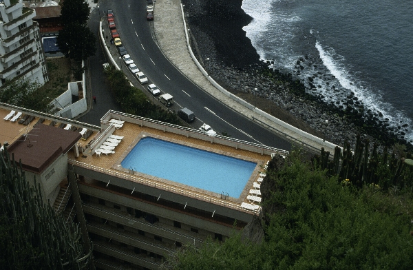 1991. Spanien. Kanarische Inseln. Teneriffa. Swimmingpool auf dem Dach eines Hochhauses.
1991. Spanien. Kanarische Inseln. Teneriffa. Swimmingpool auf dem Dach eines Hochhauses.
Schlüsselwörter: 1991;Teneriffa;Kanarische Inseln;Spanien;Swimmingpool;Dach
