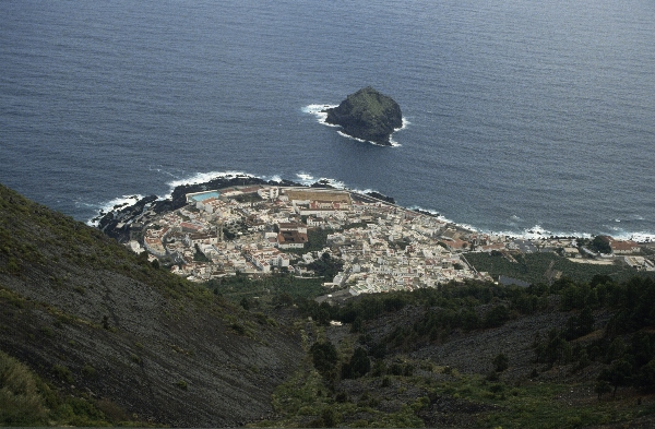 1991. Spanien. Kanarische Inseln. Teneriffa. Dorf / Stadt  am Meer. Küste
1991. Spanien. Kanarische Inseln. Teneriffa. Dorf / Stadt  am Meer. Küste
Schlüsselwörter: 1991;Teneriffa;Kanarische Inseln;Spanien;Meer;Küste;Dorf;Stadt