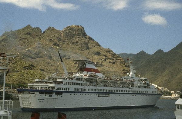 1991. Spanien. Kanarische Inseln. Teneriffa. Meer. Schiffe
1991. Spanien. Kanarische Inseln. Teneriffa. Meer. Schiffe. Küste.
Schlüsselwörter: 1991;Hafen;Kanarische Inseln;Meer;Schiffe;Spanien;Teneriffa
