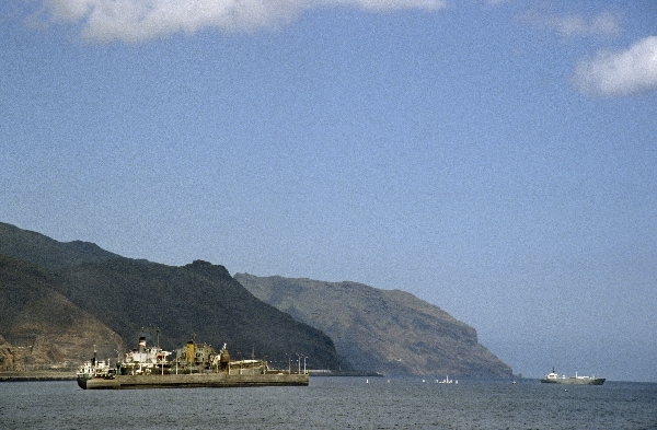 1991. Spanien. Kanarische Inseln. Teneriffa. Meer. Schiffe
1991. Spanien. Kanarische Inseln. Teneriffa. Meer. Schiffe. Küste.
Schlüsselwörter: 1991;Hafen;Kanarische Inseln;Meer;Schiffe;Spanien;Teneriffa