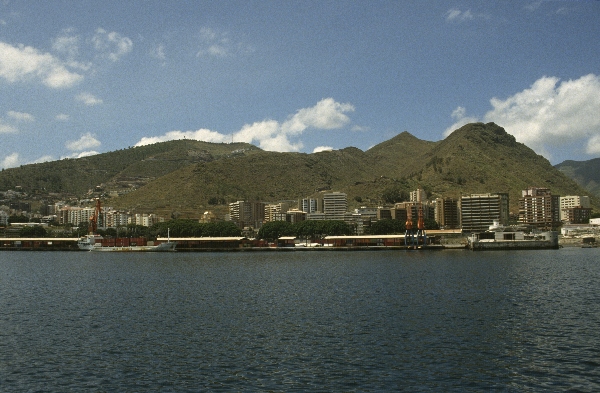 1991. Spanien. Kanarische Inseln. Teneriffa. Meer. Schiffe
1991. Spanien. Kanarische Inseln. Teneriffa. Meer. Schiffe. Küste.
Schlüsselwörter: 1991;Hafen;Kanarische Inseln;Meer;Schiffe;Spanien;Teneriffa