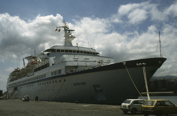 1991. Spanien. Kanarische Inseln. Teneriffa. Meer. Schiffe
1991. Spanien. Kanarische Inseln. Teneriffa. Meer. Schiffe. Küste.
Schlüsselwörter: 1991;Hafen;Kanarische Inseln;Meer;Schiffe;Spanien;Teneriffa