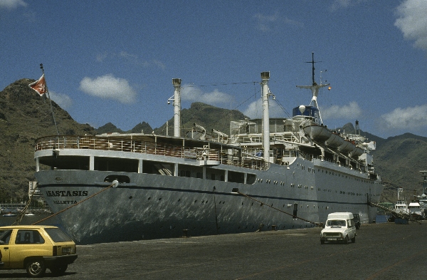 1991. Spanien. Kanarische Inseln. Teneriffa. Meer. Schiffe
1991. Spanien. Kanarische Inseln. Teneriffa. Meer. Schiffe. Küste.
Schlüsselwörter: 1991;Hafen;Kanarische Inseln;Meer;Schiffe;Spanien;Teneriffa
