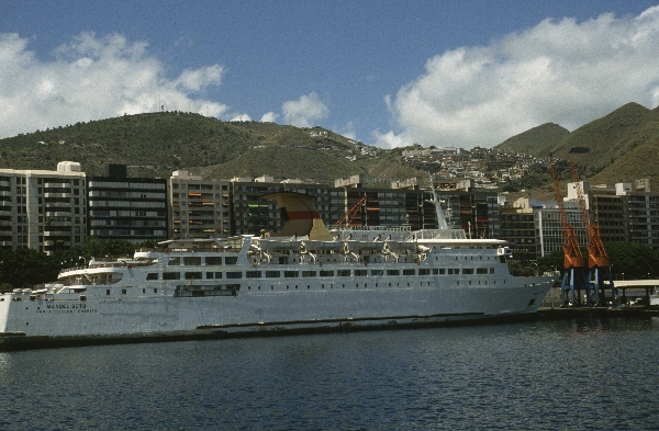 1991. Spanien. Kanarische Inseln. Teneriffa. Meer. Schiffe
1991. Spanien. Kanarische Inseln. Teneriffa. Meer. Schiffe. Küste.
Schlüsselwörter: 1991;Hafen;Kanarische Inseln;Meer;Schiffe;Spanien;Teneriffa