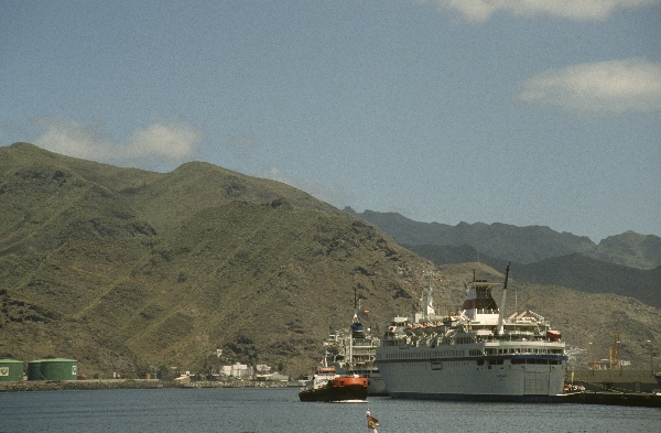 1991. Spanien. Kanarische Inseln. Teneriffa. Meer. Schiffe
1991. Spanien. Kanarische Inseln. Teneriffa. Meer. Schiffe. Küste.
Schlüsselwörter: 1991;Hafen;Kanarische Inseln;Meer;Schiffe;Spanien;Teneriffa