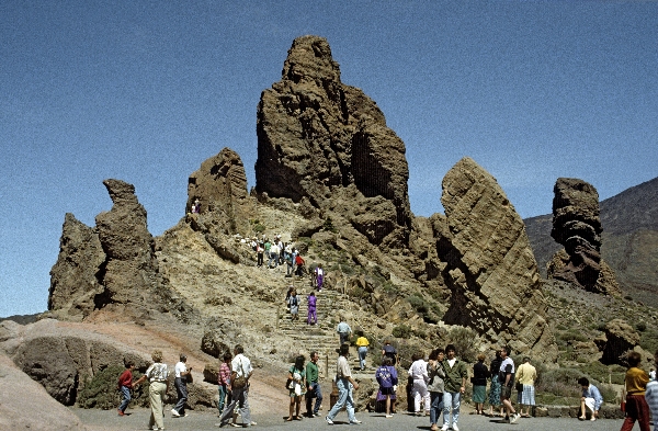 1991. Spanien. Kanarische Inseln. Teneriffa.  Caldera Canadas. Rechts: Roque Chinchado - Der Finger Gottes
1991. Spanien. Kanarische Inseln. Teneriffa.  Caldera de las Canadas. Rechts: Roque Chinchado - Der Finger Gottes
Schlüsselwörter: 1991;Teneriffa;Kanarische Inseln;Spanien