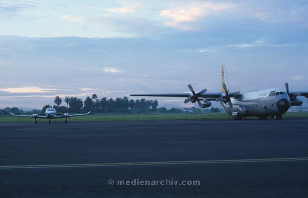 1980. Asien. Fernost. Indonesien. Flughafen. Flugzeuge
1980. Asien. Fernost. Indonesien. Flugzeuge auf einem Flughafen. Propellermaschine. Foto: Helga Müller
Schlüsselwörter: Airport;Fliegen;Flugplatz;Luftverkehr