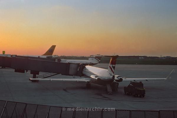 1981. England. Großbritannien. Great Britain. London
1981. England. Großbritannien. Great Britain. London
Foto: Helga Müller
Schlüsselwörter: Flugplatz;Airport;Luftverkehr;Fliegen