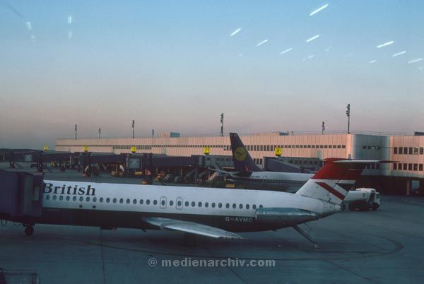 1981. England. Großbritannien. Great Britain. London
1981. England. Großbritannien. Great Britain. London
Foto: Helga Müller
Schlüsselwörter: Flugplatz;Airport;Luftverkehr;Fliegen