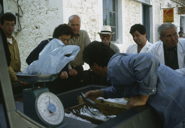 Juni 1991. Griechenland. Fischverkäufer mit Kunden
Juni 1991. Griechenland. Fischverkäufer mit Kunden. Fischhändler.
Schlüsselwörter: 1991;Kunden;Waage;Fischverkäufer;Fische;Griechenland