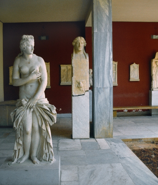 Juni 1991. Griechenland. Marmorskulpturen. Museum
Juni 1991. Griechenland. Marmorskulpturen. Museum
Schlüsselwörter: 1991;Antike;Griechenland;Skulpturen;Marmor