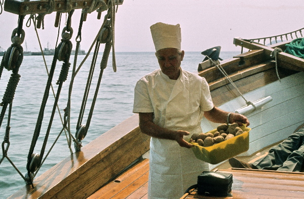 Mai 1983. Kroatien. Dalmatien. ehemaliges Jugoslawien.
Mai 1983. Kroatien. Dalmatien. Koch / Smutje mit Kartoffeln  auf einem Segelschiff.
 Rotel Reise / Bus - Schiff- Hotel:  Split, Dubrovnik, Korcula (Insel) - Hvar (Insel)
Fotos: Helga Müller
Schlüsselwörter: Jugoslawien;Kroatien;Dalmatien;1983;Adria;Koch;Smutje;Schiff