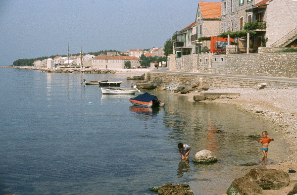 Mai 1983. Kroatien. Dalmatien. ehemaliges Jugoslawien.
Mai 1983. Kroatien. Dalmatien. ehemaliges Jugoslawien. Adria. Rotel Reise / Bus - Schiff- Hotel:  Split, Dubrovnik, Korcula (Insel) - Hvar (Insel)
Fotos: Helga Müller
Schlüsselwörter: Jugoslawien;Kroatien;Dalmatien;1983;Adria