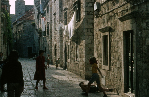 Mai 1983. Kroatien. Dalmatien. ehemaliges Jugoslawien.
Mai 1983. Kroatien. Dalmatien. ehemaliges Jugoslawien. Adria. Rotel Reise / Bus - Schiff- Hotel:  Split, Dubrovnik, Korcula (Insel) - Hvar (Insel)
Fotos: Helga Müller
Schlüsselwörter: Jugoslawien;Kroatien;Dalmatien;1983;Adria