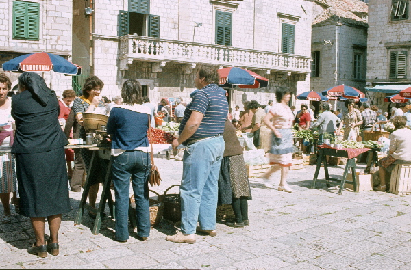 Mai 1983. Kroatien. Dalmatien. ehemaliges Jugoslawien.
Mai 1983. Kroatien. Dalmatien. ehemaliges Jugoslawien. Adria. Rotel Reise / Bus - Schiff- Hotel:  Split, Dubrovnik, Korcula (Insel) - Hvar (Insel)
Fotos: Helga Müller
Schlüsselwörter: Jugoslawien;Kroatien;Dalmatien;1983;Adria