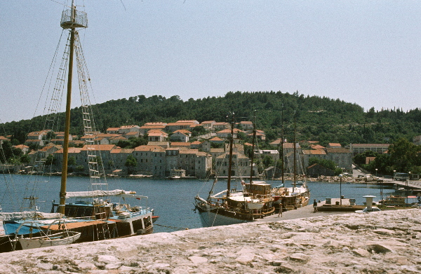 Mai 1983. Kroatien. Dalmatien. ehemaliges Jugoslawien.
Mai 1983. Kroatien. Dalmatien. ehemaliges Jugoslawien. Adria. Rotel Reise / Bus - Schiff- Hotel:  Split, Dubrovnik, Korcula (Insel) - Hvar (Insel)
Fotos: Helga Müller
Schlüsselwörter: Jugoslawien;Kroatien;Dalmatien;1983;Adria