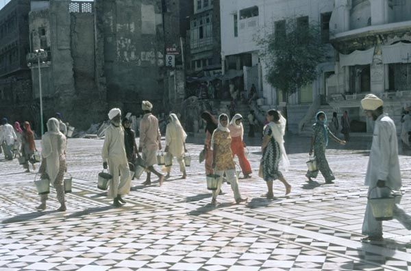 vermutlich 1974. Indien. Punjab. Panjabi. Amritsar
vermutlich 1974. Indien. Punjab. Panjabi. Amritsar früher Ramdaspur.
Schlüsselwörter: 1974;Amritsar;Indien;Panjabi;Punjab