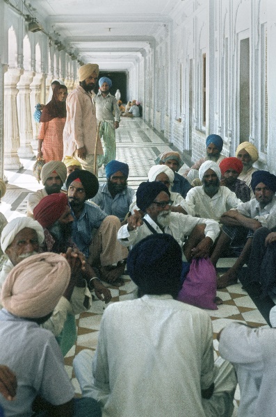 vermutlich 1974. Indien. Punjab. Panjabi. Amritsar
vermutlich 1974. Indien. Punjab. Panjabi. Amritsar früher Ramdaspur. Männergruppe beim Reden.
Schlüsselwörter: 1974;Amritsar;Indien;Panjabi;Punjab