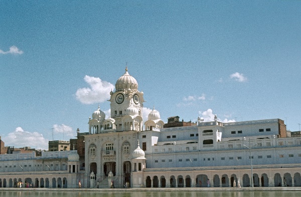 vermutlich 1974. Indien. Punjab. Panjabi. Amritsar
vermutlich 1974. Indien. Punjab. Panjabi. Amritsar früher Ramdaspur. Bauwerk beim goldenen Tempel
Schlüsselwörter: 1974;Amritsar;Indien;Panjabi;Punjab