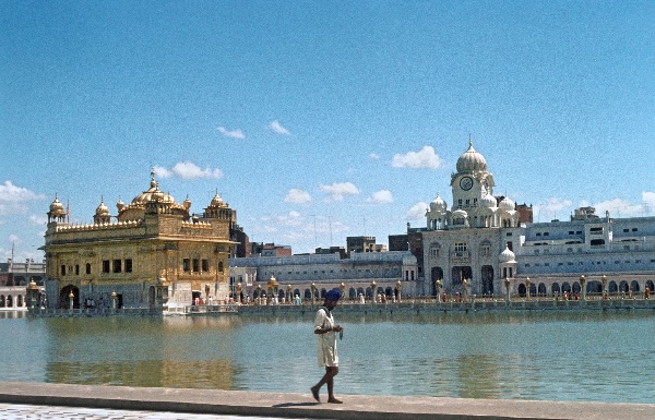 vermutlich 1974. Indien. Punjab. Panjabi. Amritsar
vermutlich 1974. Indien. Punjab. Panjabi. Amritsar früher Ramdaspur. Goldener Tempel
Schlüsselwörter: 1974;Amritsar;Goldener Tempel;Indien;Panjabi;Punjab