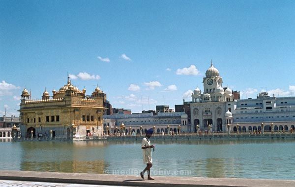 vermutlich 1974. Indien. Punjab. Panjabi. Amritsar
vermutlich 1974. Indien. Punjab. Panjabi. Amritsar früher Ramdaspur. Goldener Tempel
Schlüsselwörter: 1974;Amritsar;Goldener Tempel;Indien;Panjabi;Punjab