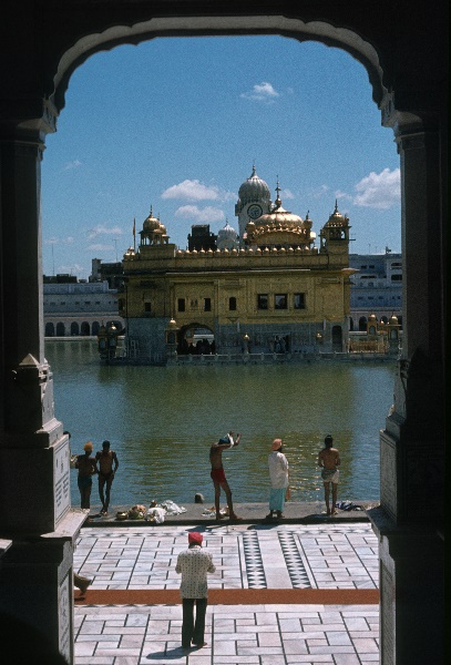 vermutlich 1974. Indien. Punjab. Panjabi. Amritsar
vermutlich 1974. Indien. Punjab. Panjabi. Amritsar früher Ramdaspur. Goldener Tempel
Schlüsselwörter: 1974;Amritsar;Goldener Tempel;Indien;Panjabi;Punjab