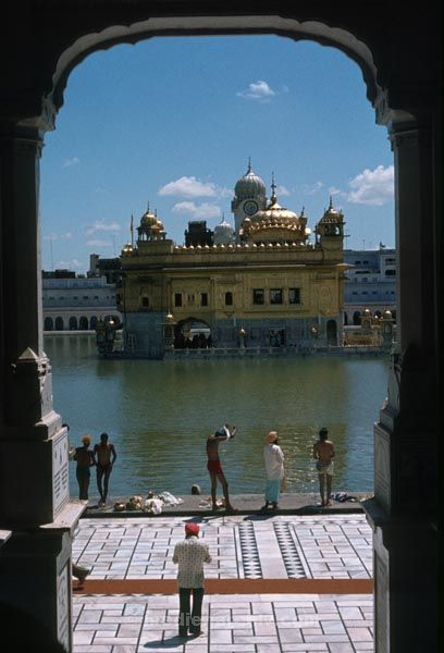 vermutlich 1974. Indien. Punjab. Panjabi. Amritsar
vermutlich 1974. Indien. Punjab. Panjabi. Amritsar früher Ramdaspur. Goldener Tempel
Schlüsselwörter: 1974;Amritsar;Goldener Tempel;Indien;Panjabi;Punjab