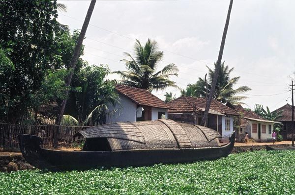 vermutlich 1974. Indien. Kerala. Backwaters.
vermutlich 1974. Indien. Kerala. Backwaters. Verzeigtes Wasserstraßennetz im Hinterland der Malabarküste. Boot auf einem Kanal
Schlüsselwörter: 1974;Backwaters;Boote;Indien;Kanal;Kerala