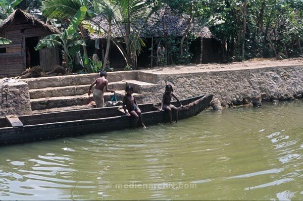 vermutlich 1974. Indien. Kerala. Backwaters.
vermutlich 1974. Indien. Kerala. Backwaters. Verzeigtes Wasserstraßennetz im Hinterland der Malabarküste. Boot auf einem Kanal
Schlüsselwörter: 1974;Backwaters;Boote;Indien;Kanal;Kerala
