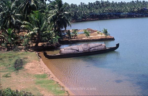 vermutlich 1974. Indien. Kerala. Backwaters.
vermutlich 1974. Indien. Kerala. Backwaters. Verzeigtes Wasserstraßennetz im Hinterland der Malabarküste. Boot auf einem Kanal
Schlüsselwörter: 1974;Backwaters;Boote;Indien;Kanal;Kerala