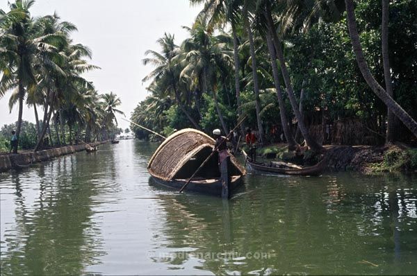 vermutlich 1974. Indien. Kerala. Backwaters.
vermutlich 1974. Indien. Kerala. Backwaters. Verzeigtes Wasserstraßennetz im Hinterland der Malabarküste. Boot auf einem Kanal
Schlüsselwörter: 1974;Backwaters;Boote;Indien;Kanal;Kerala