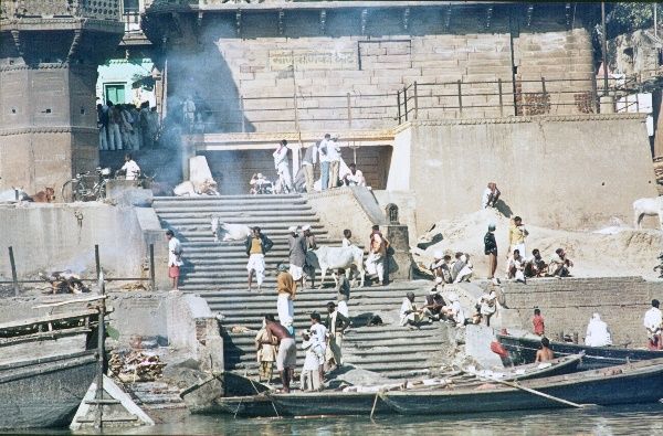 1974. Indien. Uttar Pradesh. Varanasi. Benares. Am Fluss Ganges.
1974. Indien. Uttar Pradesh. Varanasi. Benares. Am Fluss Ganges.
Schlüsselwörter: 1974;Benares;Ganges;Ghats;Indien;Uttar Pradesh;Varanasi