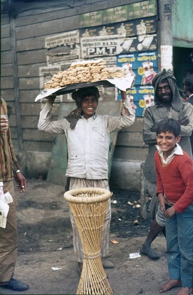 1974. Indien. Uttar Pradesh. Varanasi. Benares. Am Fluss Ganges.
1974. Indien. Uttar Pradesh. Varanasi. Benares. Am Fluss Ganges. Kinderarbeit. Junge mit Brot. Brotverkäufer.
Schlüsselwörter: 1974;Benares;Ganges;Ghats;Indien;Uttar Pradesh;Varanasi