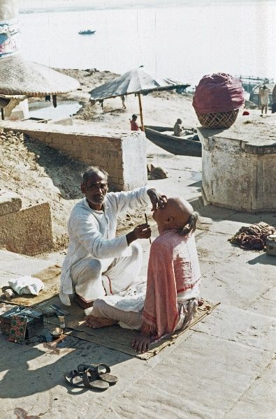 1974. Indien. Uttar Pradesh. Varanasi. Benares. Am Fluss Ganges.  Barbier. Rasur. Rasieren.
1974. Indien. Uttar Pradesh. Varanasi. Benares. Am Fluss Ganges. Barbier. Rasur. Rasieren.
Schlüsselwörter: 1974;Benares;Ganges;Ghats;Indien;Uttar Pradesh;Varanasi;Rasur;Rasieren;Barbier