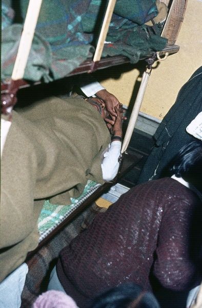 1974. Indien. Uttar Pradesh. Varanasi. Benares. Im Zug. Schlafwagen
1974. Indien. Uttar Pradesh. Varanasi. Benares. Im Zug. Schlafwagen
Schlüsselwörter: 1974;Benares;Indien;Uttar Pradesh;Varanasi;Zugabteil;Eisenbahn;Schlafwagen