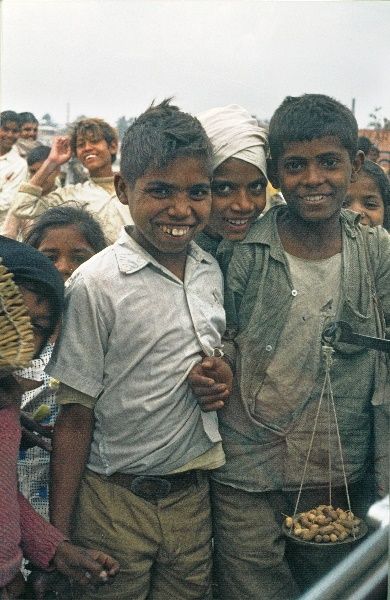 1974. Indien. Uttar Pradesh. Varanasi. Benares. Kinder. Jungen. Erdnüsse.
1974. Indien. Uttar Pradesh. Varanasi. Benares. Kinder. Jungen. Erdnüsse.
Schlüsselwörter: 1974;Benares;Kinder;Jungen;Erdnüsse;Indien;Uttar Pradesh;Varanasi