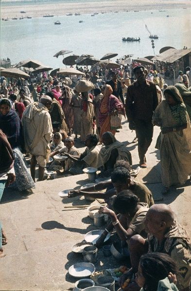 1974. Indien. Uttar Pradesh. Varanasi. Benares. Am Fluss Ganges.
1974. Indien. Uttar Pradesh. Varanasi. Benares. Am Fluss Ganges.
Schlüsselwörter: 1974;Benares;Ganges;Ghats;Indien;Uttar Pradesh;Varanasi