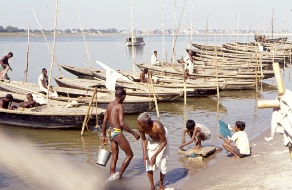 1974. Indien. Uttar Pradesh. Varanasi. Benares. Am Fluss Ganges.
1974. Indien. Uttar Pradesh. Varanasi. Benares. Am Fluss Ganges.
Schlüsselwörter: 1974;Benares;Ganges;Ghats;Indien;Uttar Pradesh;Varanasi