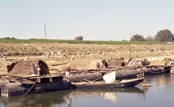 1974. Indien. Uttar Pradesh. Varanasi. Benares. Am Fluss Ganges.
1974. Indien. Uttar Pradesh. Varanasi. Benares. Am Fluss Ganges.
Schlüsselwörter: 1974;Benares;Ganges;Ghats;Indien;Uttar Pradesh;Varanasi