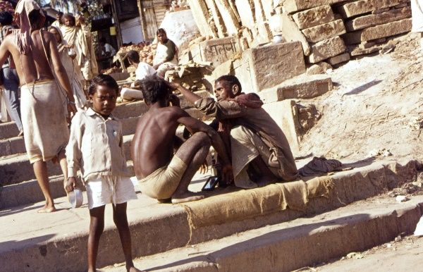 1974. Indien. Uttar Pradesh. Varanasi. Benares. Am Fluss Ganges.
1974. Indien. Uttar Pradesh. Varanasi. Benares. Am Fluss Ganges.
Schlüsselwörter: 1974;Benares;Ganges;Ghats;Indien;Uttar Pradesh;Varanasi