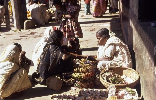 1974. Indien. Uttar Pradesh. Varanasi. Benares. Am Fluss Ganges.
1974. Indien. Uttar Pradesh. Varanasi. Benares. Am Fluss Ganges.
Schlüsselwörter: 1974;Benares;Ganges;Ghats;Indien;Uttar Pradesh;Varanasi