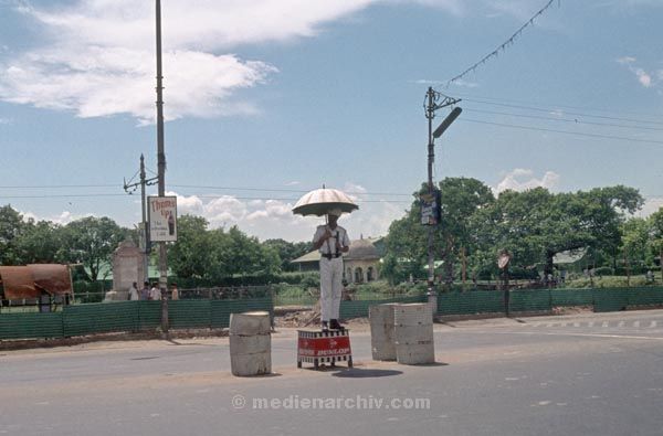 vermutlich 1974. Indien. Westbengalen. Kalkutta. Calcutta. Kolkata
vermutlich 1974. Indien. Westbengalen. Kalkutta. Calcutta. Kolkata
Schlüsselwörter: 1974;Calcutta;Indien;Kalkutta;Kolkata;Westbengalen