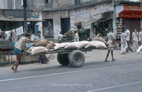 vermutlich 1974. Indien. Westbengalen. Kalkutta. Calcutta. Kolkata
vermutlich 1974. Indien. Westbengalen. Kalkutta. Calcutta. Kolkata
Schlüsselwörter: 1974;Calcutta;Indien;Kalkutta;Kolkata;Westbengalen