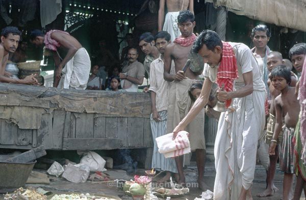 vermutlich 1974. Indien. Westbengalen. Kalkutta. Calcutta. Kolkata
vermutlich 1974. Indien. Westbengalen. Kalkutta. Calcutta. Kolkata
Schlüsselwörter: 1974;Calcutta;Indien;Kalkutta;Kolkata;Westbengalen