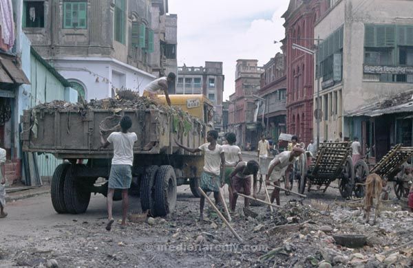 vermutlich 1974. Indien. Westbengalen. Kalkutta. Calcutta. Kolkata
vermutlich 1974. Indien. Westbengalen. Kalkutta. Calcutta. Kolkata
Schlüsselwörter: 1974;Calcutta;Indien;Kalkutta;Kolkata;Westbengalen