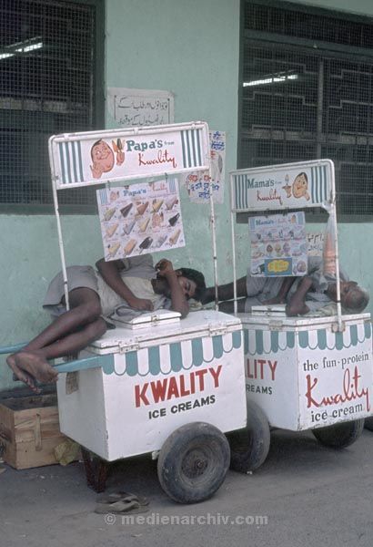 vermutlich 1974. Indien. Westbengalen. Kalkutta. Calcutta. Kolkata
vermutlich 1974. Indien. Westbengalen. Kalkutta. Calcutta. Kolkata
Schlüsselwörter: 1974;Calcutta;Indien;Kalkutta;Kolkata;Westbengalen